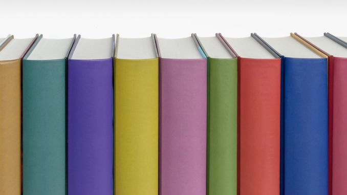 Rząd kolorowych grzbietów książek