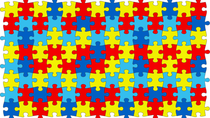 Prostokąt ułożony z puzzli w kolorze żółtym, niebieskim i czerwonym