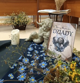 Przy blasku świec i wśród starych ksiąg – Narodowe Czytanie…
